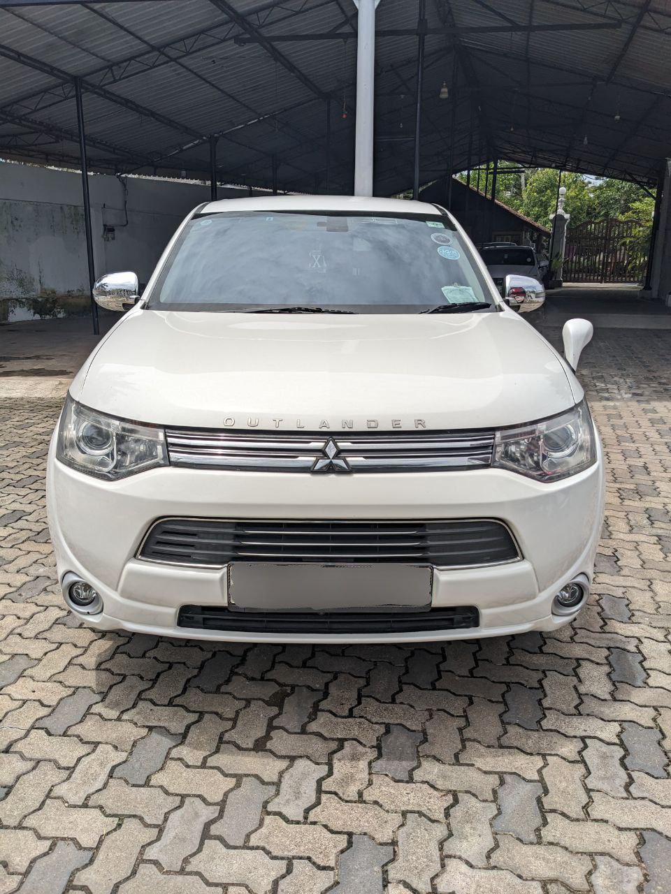Mitsubishi Outlander - Image 1