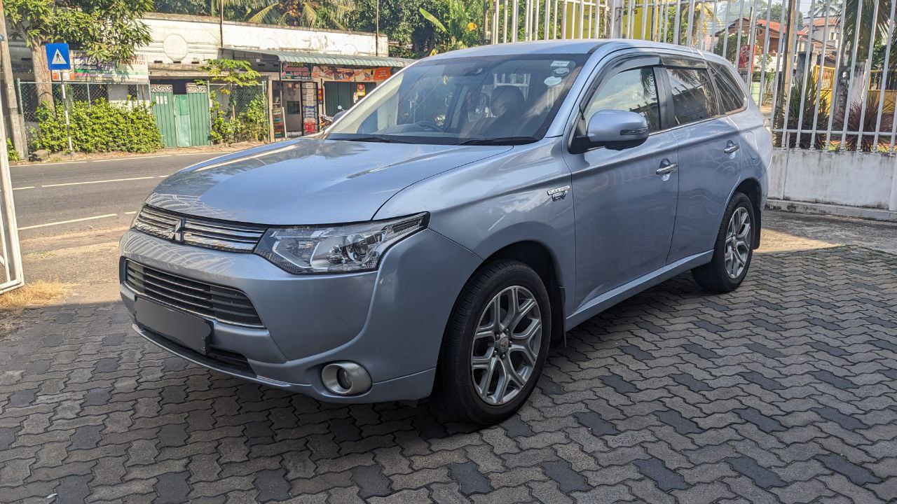 Mitsubishi Outlander - Image 1
